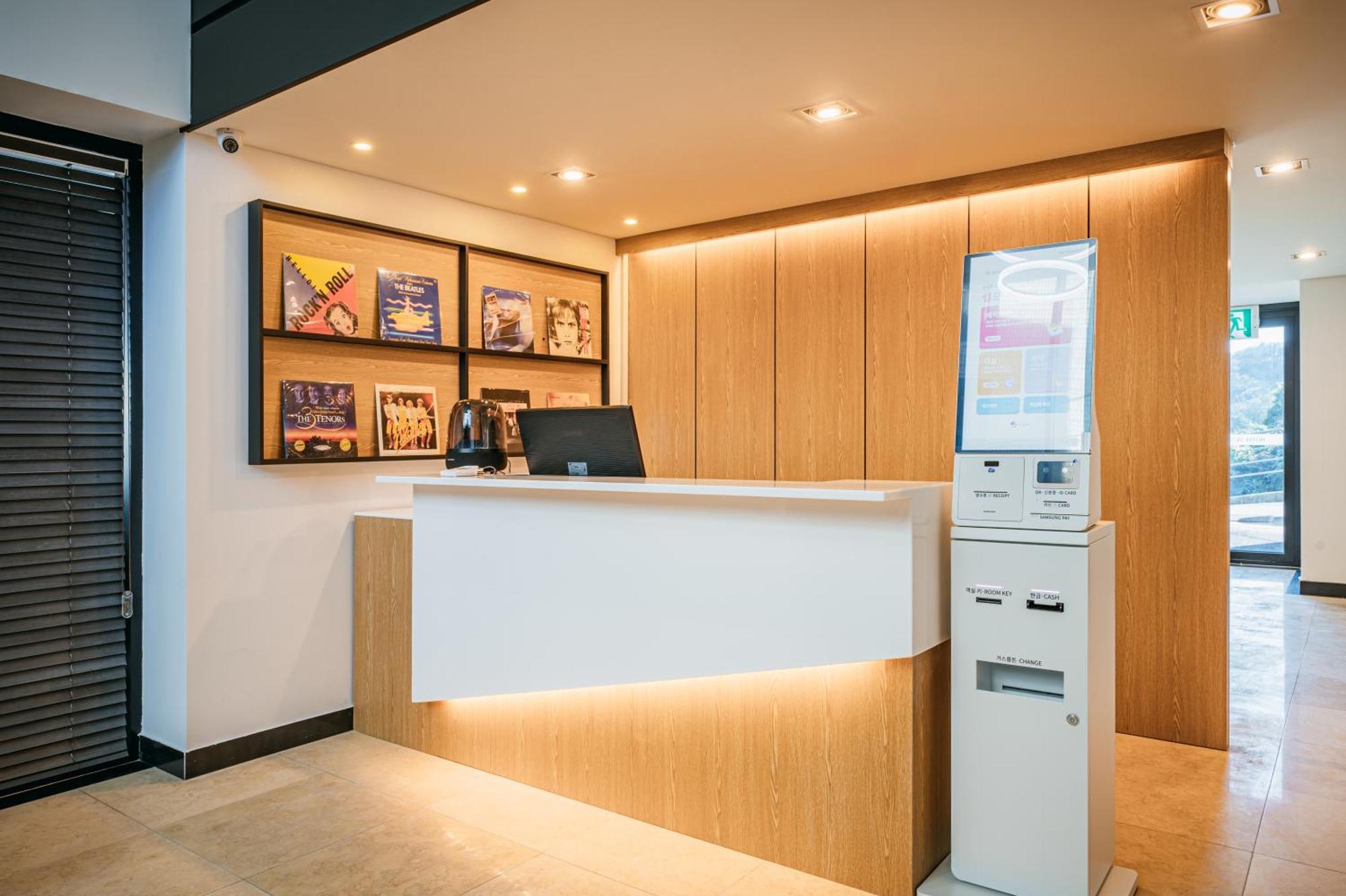 Hotel Yeon Сеогвипо Екстериор снимка